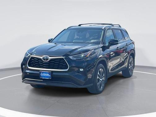 Midnight Black Metallic 2023 Toyota Highlander XLE