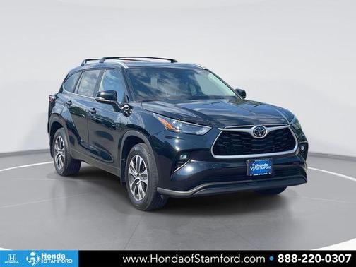 Midnight Black Metallic 2023 Toyota Highlander XLE