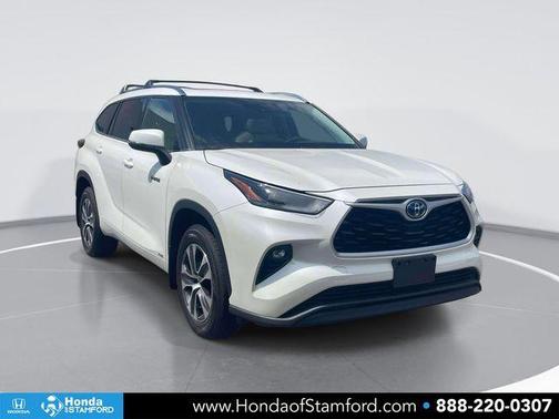 Blizzard Pearl 2021 Toyota Highlander Hybrid XLE