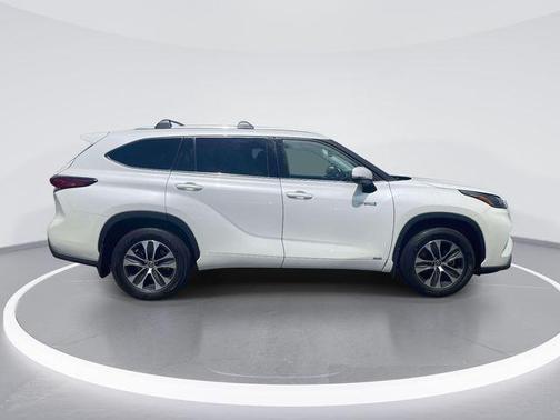 Blizzard Pearl 2021 Toyota Highlander Hybrid XLE