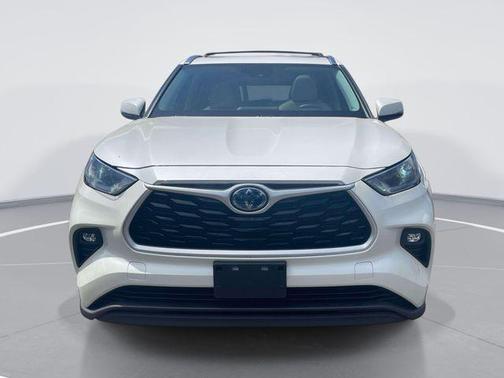 Blizzard Pearl 2021 Toyota Highlander Hybrid XLE