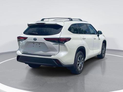 Blizzard Pearl 2021 Toyota Highlander Hybrid XLE