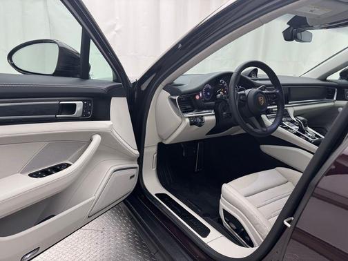 2022 Porsche Panamera E-Hybrid 4