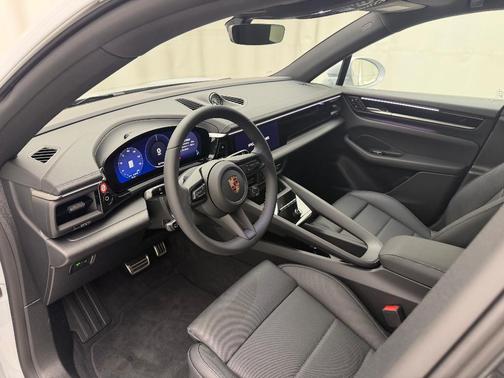2025 Porsche Macan 4S