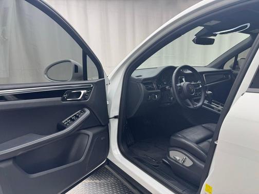 2022 Porsche Macan Base
