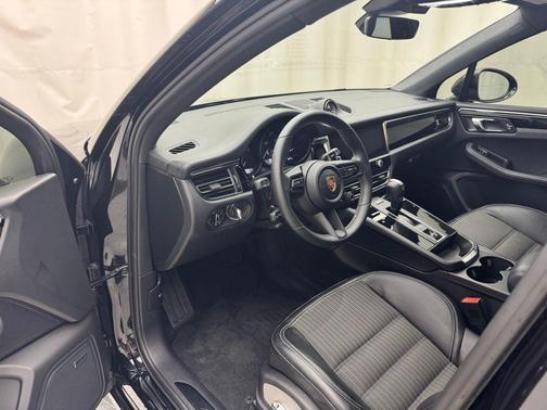 2023 Porsche Macan T