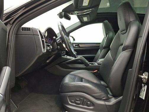 2023 Porsche Cayenne Base (Tiptronic)