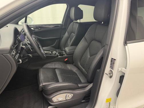 2025 Porsche Macan T