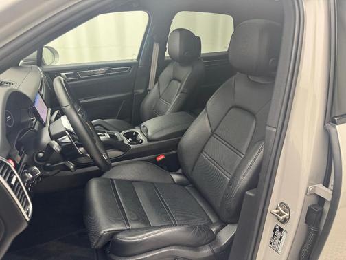 2023 Porsche Cayenne Platinum Edition