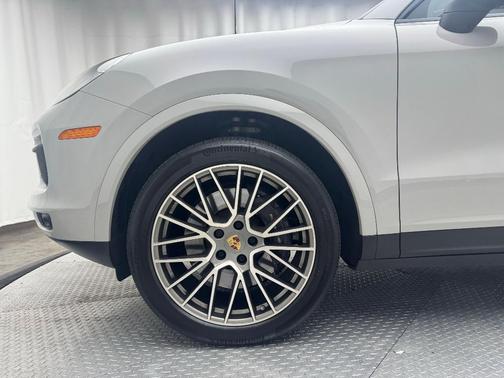 2023 Porsche Cayenne Platinum Edition