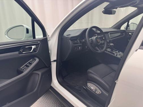 2022 Porsche Macan Base