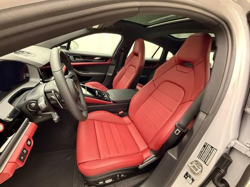 2026 Porsche Panamera 4