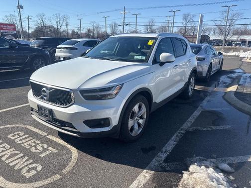 2021 Volvo XC40 T5 Momentum