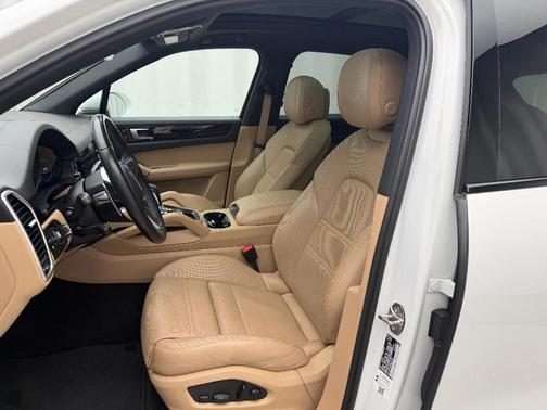 2023 Porsche Cayenne Base (Tiptronic)