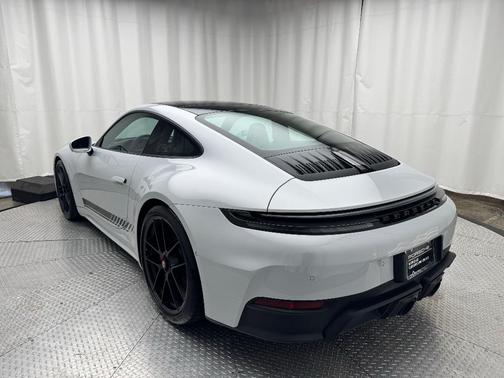 2025 Porsche 911 Carrera 4 GTS