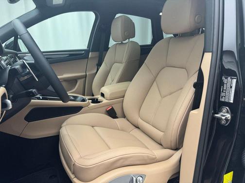 2025 Porsche Macan T
