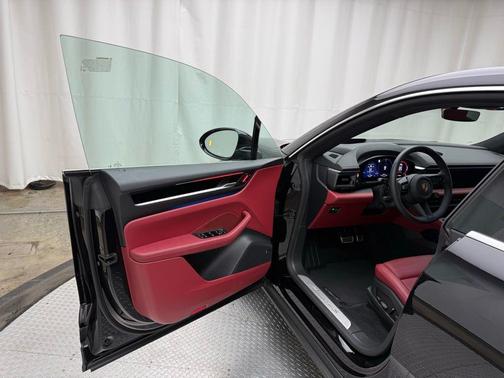 2025 Porsche Macan 4S