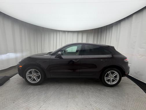 Ruby Metallic 2026 Porsche Macan
