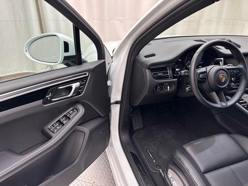 2025 Porsche Macan T
