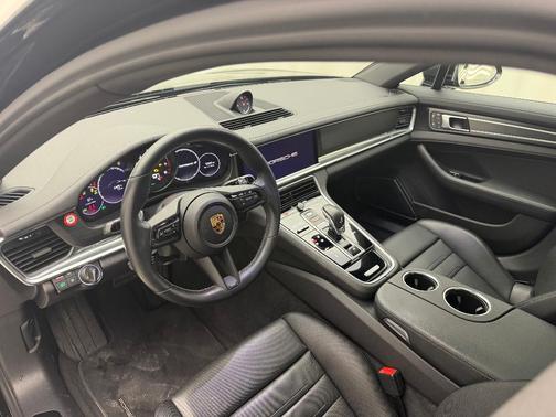 2023 Porsche Panamera 4 Platinum Edition