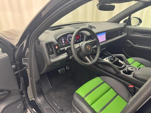 2025 Porsche Cayenne GTS