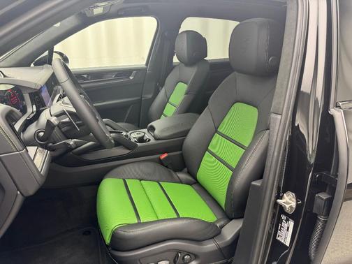 2025 Porsche Cayenne GTS