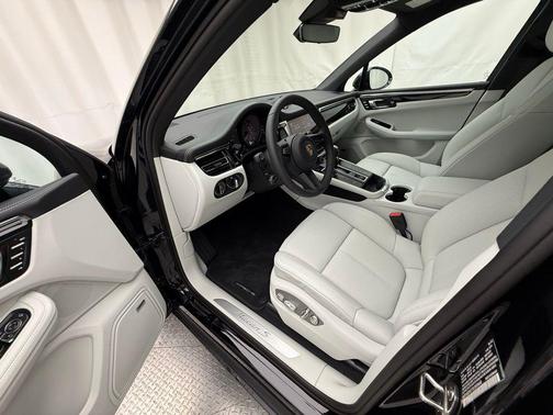 2025 Porsche Macan S