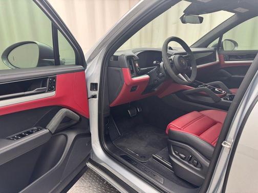 2025 Porsche Cayenne GTS