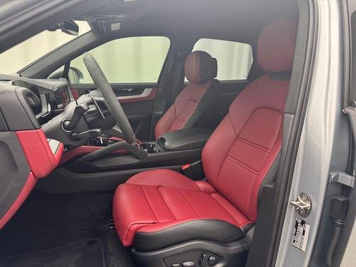 2025 Porsche Cayenne GTS