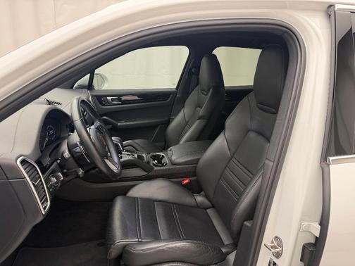 2023 Porsche Cayenne Platinum Edition