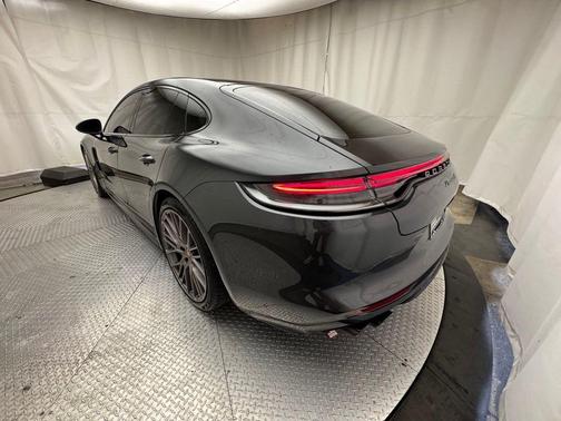 2023 Porsche Panamera 4 Platinum Edition