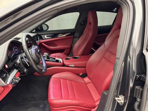 2023 Porsche Panamera 4 Platinum Edition