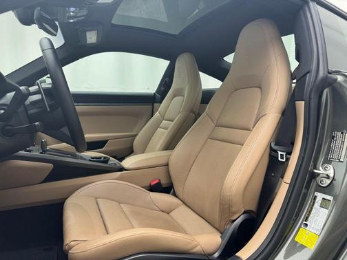 2022 Porsche 911 Carrera 4