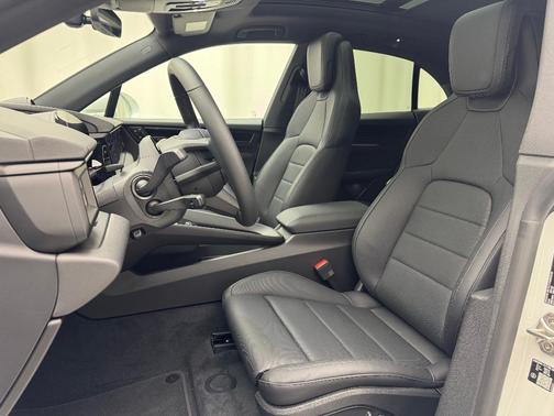 2026 Porsche Macan 4