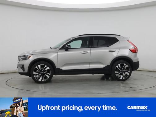 2025 Volvo XC40 B5 Plus Dark Theme