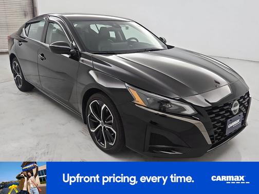 Black 2023 Nissan Altima SR