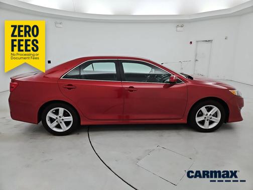 Red 2014 Toyota Camry SE