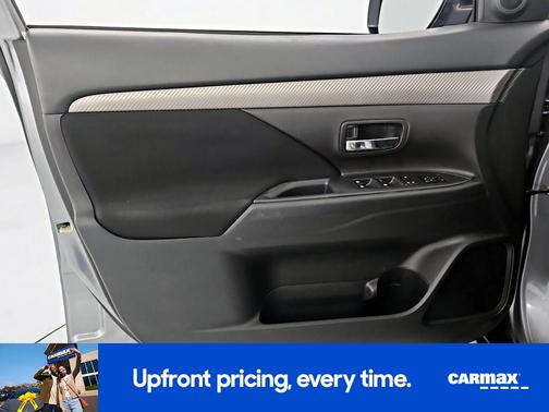 Silver 2016 Mitsubishi Outlander SE