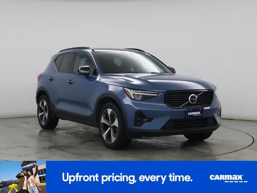 2025 Volvo XC40 B5 Plus Dark Theme