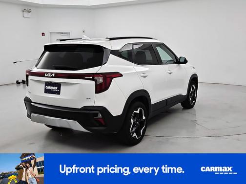 White 2025 Kia Seltos S