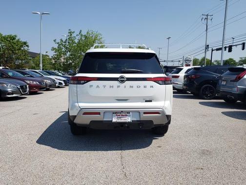 2025 Nissan Pathfinder SL