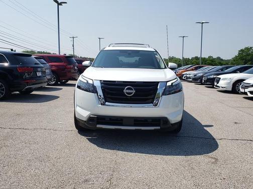 2025 Nissan Pathfinder SL