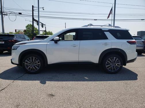 2025 Nissan Pathfinder SL