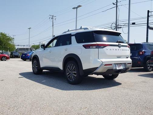2025 Nissan Pathfinder SL