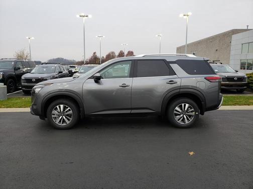 2025 Nissan Pathfinder SL