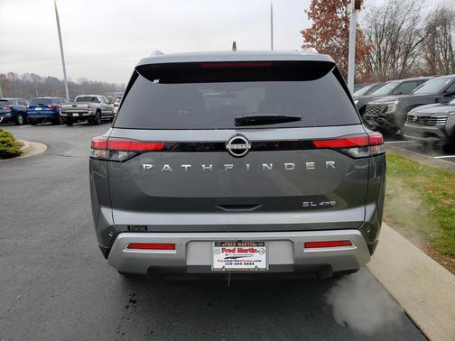 2025 Nissan Pathfinder SL