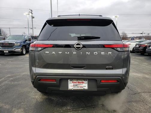 2025 Nissan Pathfinder SV