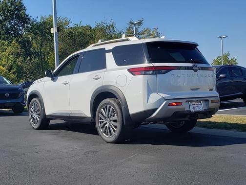 2025 Nissan Pathfinder SL