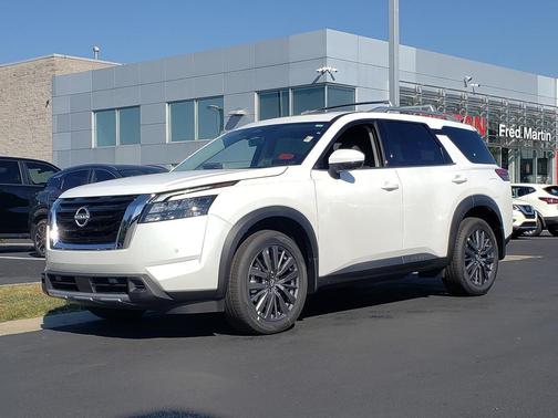2025 Nissan Pathfinder SL