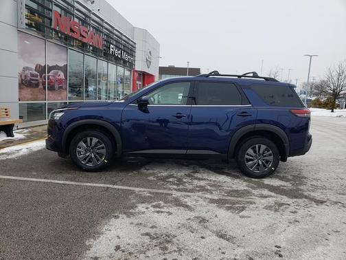 2025 Nissan Pathfinder SV